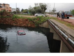 Dereye Uçan Aracında Kurtarılmayı Bekledi