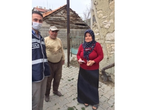 Gediz’de Polis Ve Jandarma Ekipleri Kapı Kapı Yardım Dağıttı