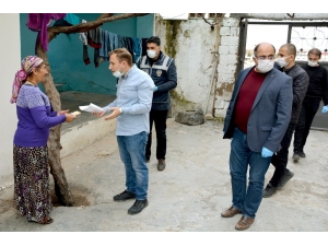 Yaşlıların Maaşını Kaymakam Bizzat Evlerine Götürdü