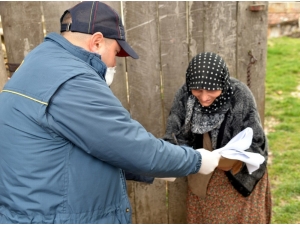 Sosyal Yardımları Ptt Görevlileri Evlere Dağıtılıyor