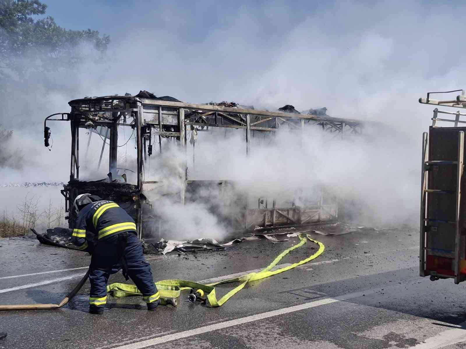 eskisehir-de-seyir-halindeki-belediye-otobusu-yanarak-kullanilamaz-hale-geldi