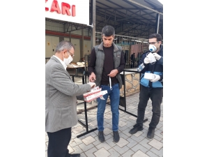 Dicle’de Semt Pazarlarında Vatandaşlara Maske Ve Eldiven Dağıtıldı