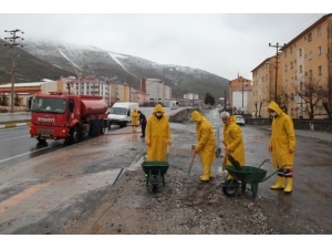 Bitlis Belediyesi Kaldırım Ve Caddeleri Köpüklü Suyla Yıkıyor