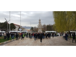 Sosyal Mesafe Kuralını İhlalden Ceza Yiyen 100’e Yakın Servis Yolcusu Valilik Önünde Eylem Yaptı