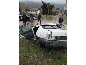 Beton Bariyere Çarpan Araç İkiye Bölündü: 4 Yaralı