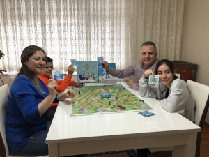 Sokağa Çıkma Yasağı Nedeniyle Evden Çıkamayan Çocuklara ‘Senden Korkmuyorum Covid-19’ Kutu Oyunu