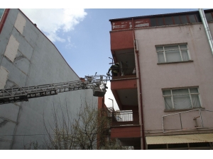 Balkonda Mahsur Kalan Yaşlı Kadını İtfaiye Kurtardı