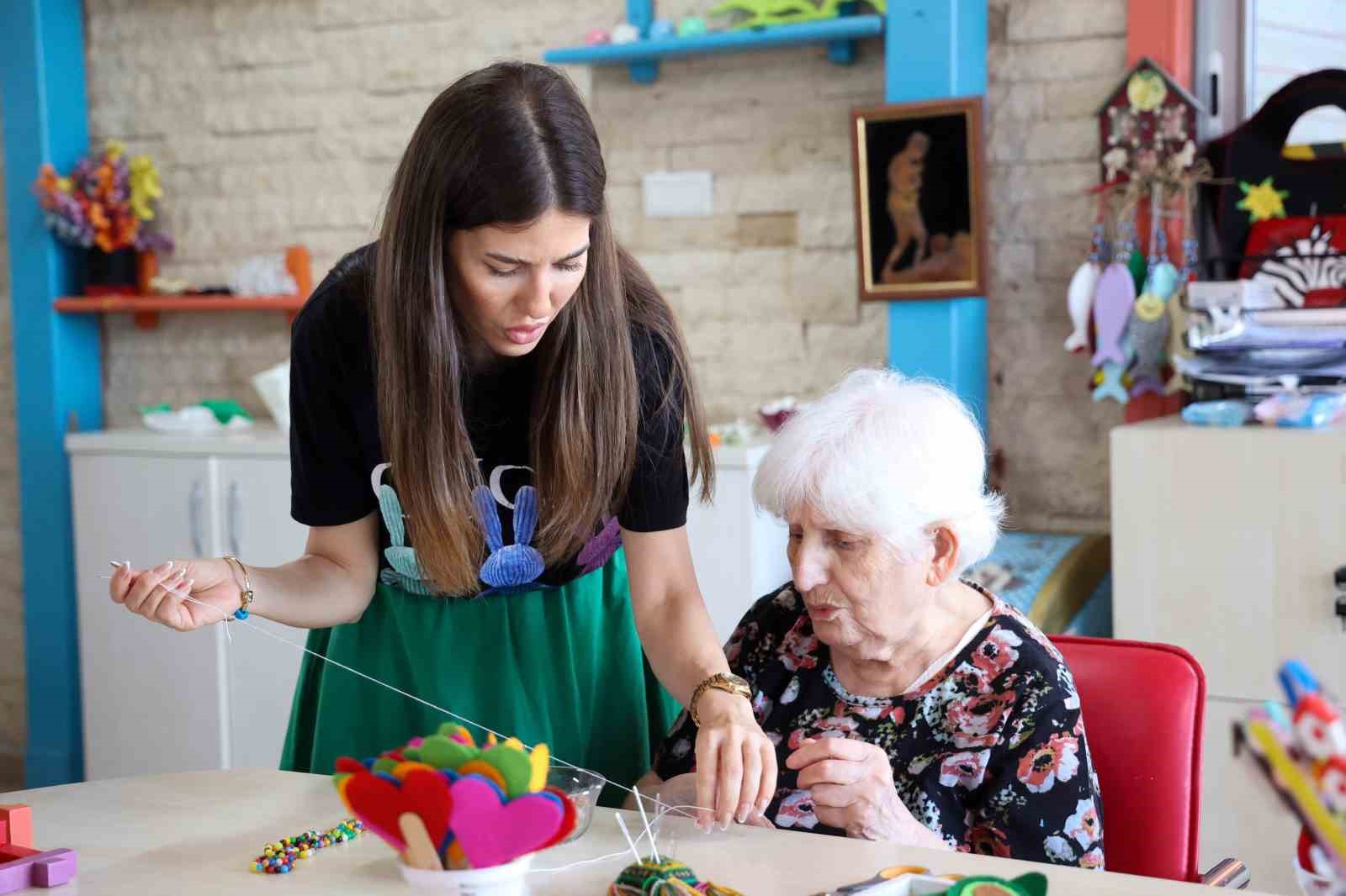 alzheimer-hastalari-mavi-ev-de-bulusuyor