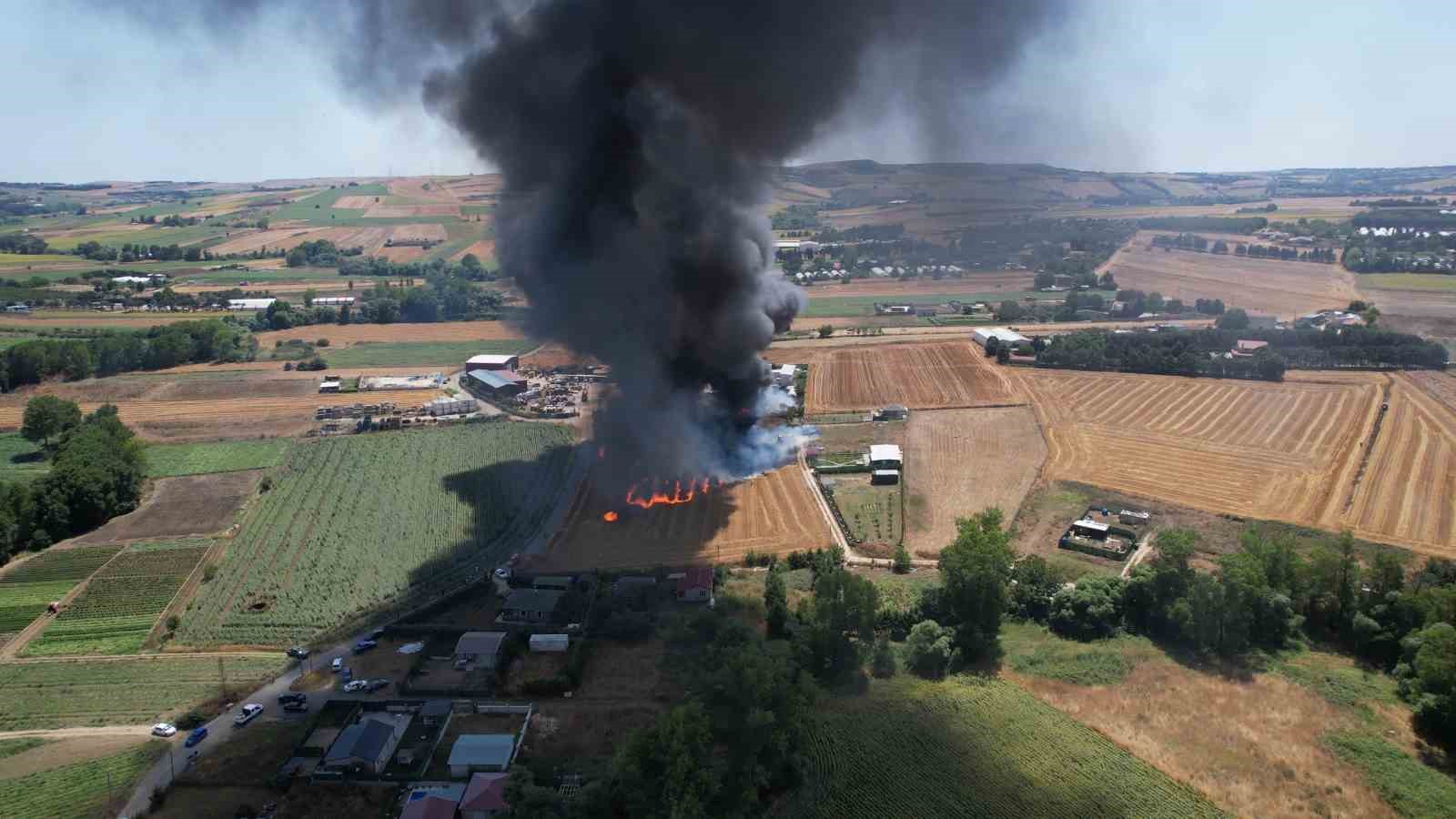 catalca-da-kimya-uzerine-faaliyet-gosteren-fabrika-alev-alev-yaniyor