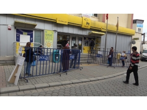 Vatandaşlar Kuyruklarda Sosyal Mesafeyi Koruyor