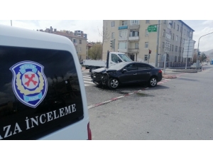 Otomobiller Çarpıştı: 2 Yaralı