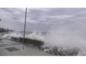 Fırtına Nedeniyle Marmara’da Dev Dalgalar: Demir Korkuluklar Kırıldı