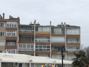 Tekirdağ’da Fırtına Çatıları Uçurdu Ağaçları Devirdi