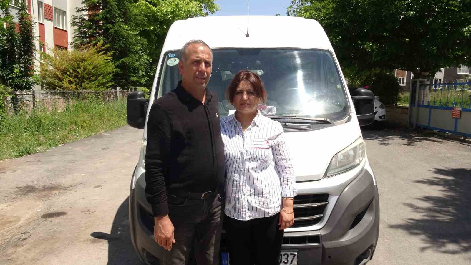 esine-yardim-icin-direksiyon-basina-gecti-ogrenci-servisinin-sevilen-soforu-oldu