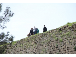 Diyarbakır’da Surlara Çıkıp Atlamak İsteyen Kadını Polisler Kurtardı