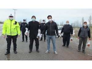 Balıkesir’de Arıcılardan Görev Yapan Polislere Ballı Destek