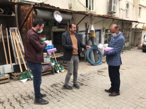 Sasonlu Eczacı Vatandaşlara 3 Bin Maske Ve Eldiven Dağıttı