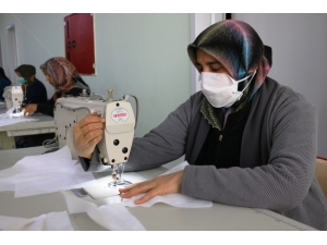Akçakale’de Maskeler Halka Ücretsiz Dağıtılıyor