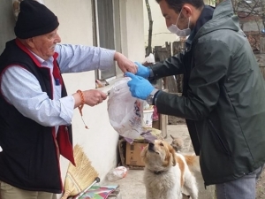 Anne Köpeğe Polis Ekiplerinden Yardım