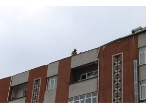 Şiddetli Rüzgar Nedeniyle 4 Katlı Binanın Çatısı Uçtu