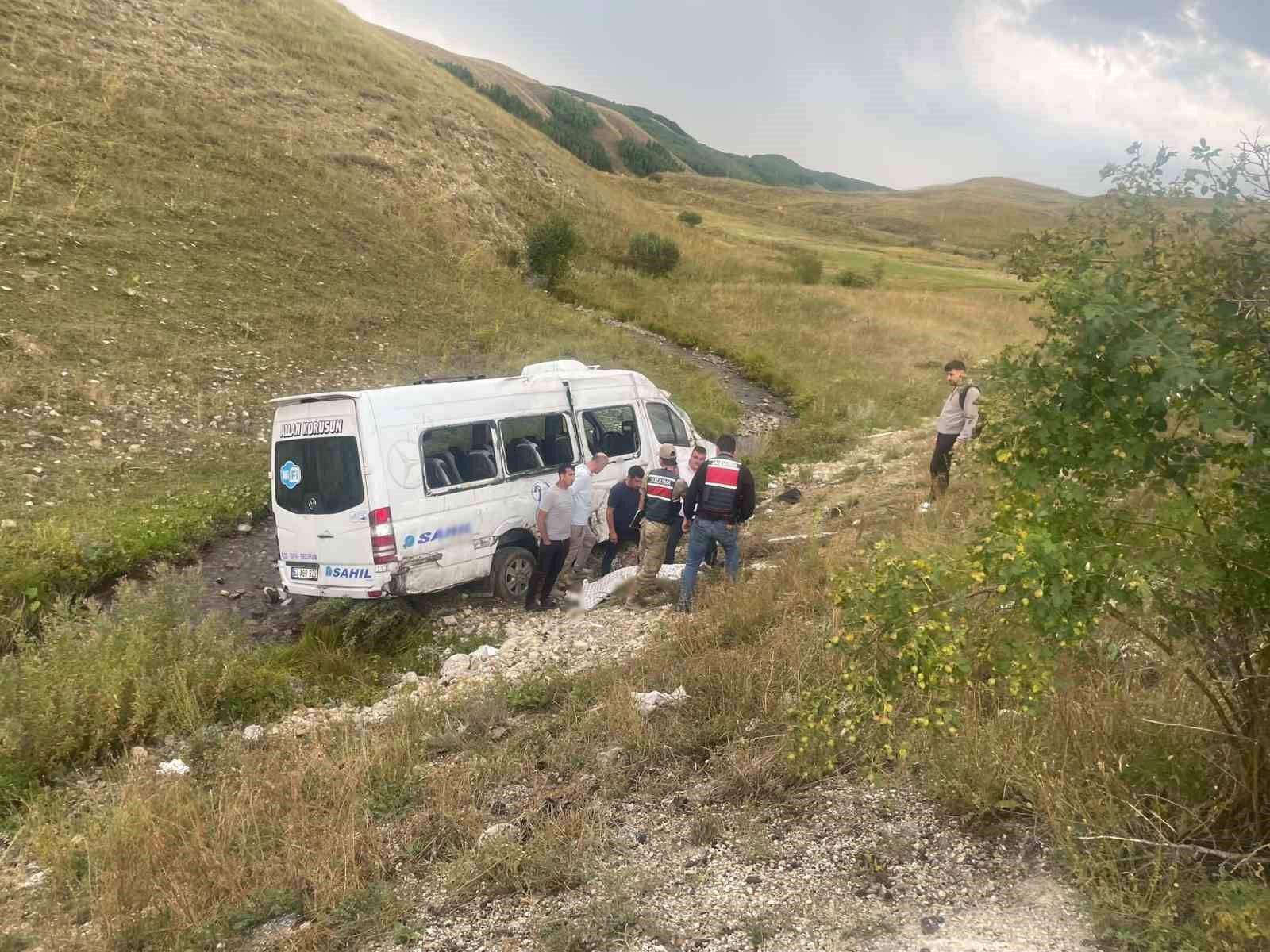 ispir-de-yolcu-minibusu-sarampole-devrildi-3-yarali
