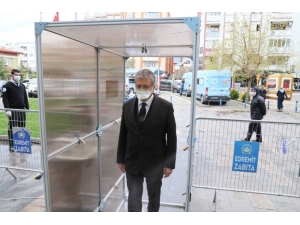 Edremit Belediyesi Dezenfeksiyon Kabinleri Kurdu