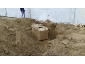 Silivri’de Boş Arazide Lahit Mezar Bulundu