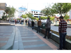 Antalya’da Ptt Önündeki Örnek Sosyal Mesafeli Yoğunluk