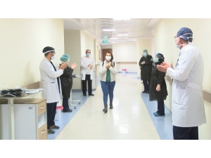 Korona Virüs Tedavisi Tamamlanan Hemşire Alkışlarla Taburcu Edildi