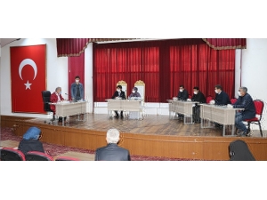 Nikah Sonrası Birbirlerini Dirsekleriyle Tebrik Ettiler