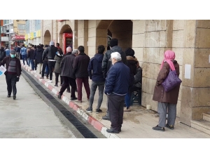 Vatandaşlar Yoğunluk Oluşturdu, Bekçiler ‘Sosyal Mesafe’ Uyarısı Yaptı