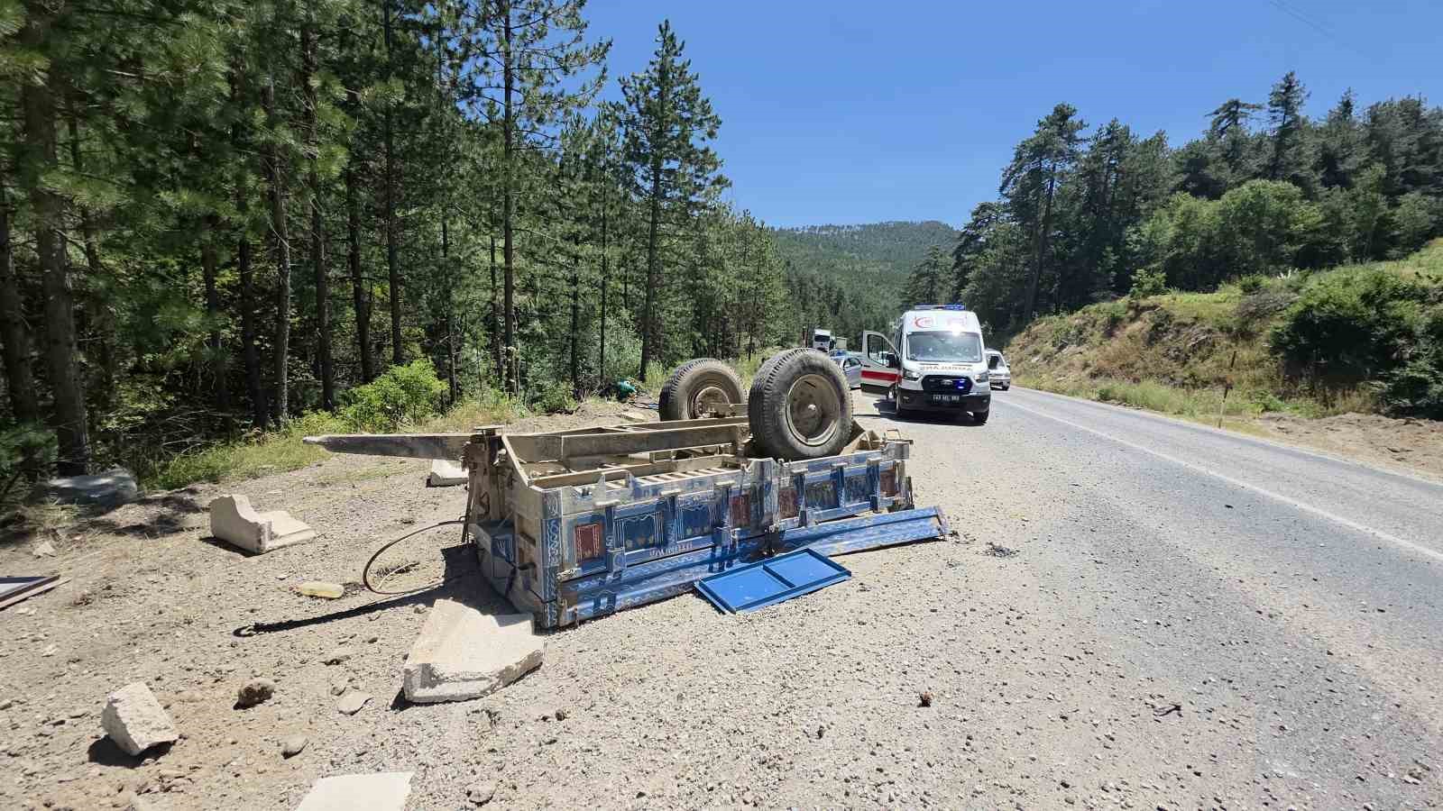 domanic-te-beton-parcalari-yuklu-traktor-vadiye-yuvarlandi-surucusu-yaralandi