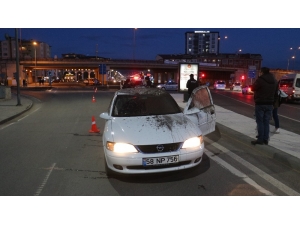 Köprünün Altından Geçerken Aracının Üzerine Boru Düştü