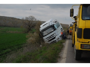Yoldan Çıkan Süt Tankeri Şarampole Düştü