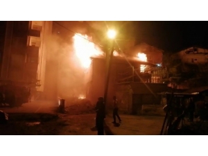 İki Katlı Evin Çatısı Alevlere Teslim Oldu