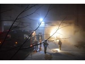 Esenyurt’ta Mobilya Fabrikasında Çıkan Yangın Korkuttu