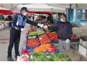 Bayburt Halk Pazarında Maske Dağıtıldı