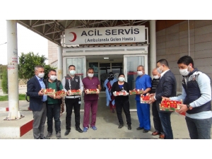 Mersin’de Sağlık Çalışanlarına 1 Ton Çilek