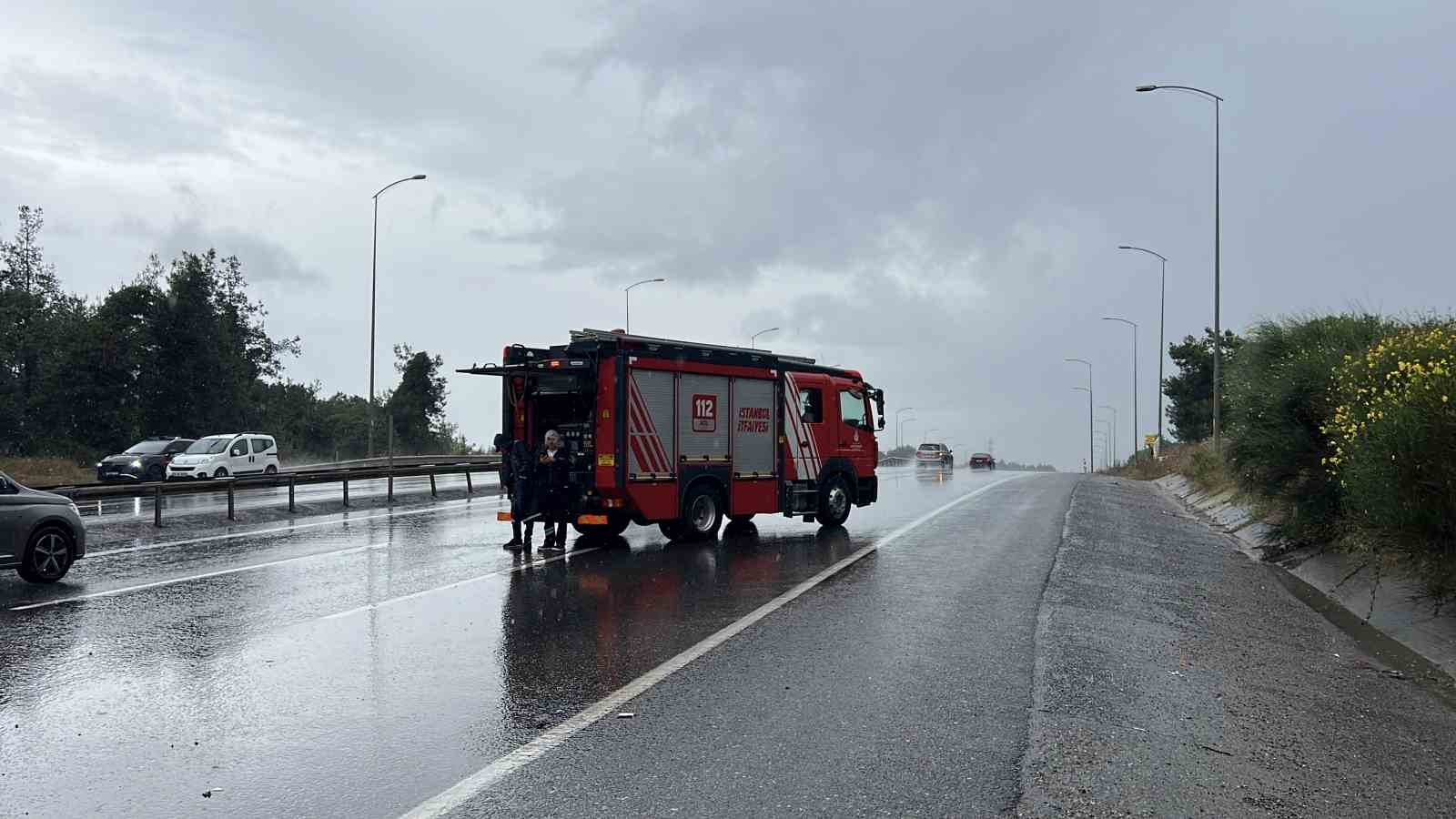 cekmekoy-de-bariyerlere-carpan-ambulans-devrildi-1-yarali