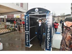 Pazara Dezenfeksiyon Tünelinden Geçerek Giriyorlar