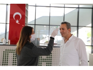 Mezitli Belediyesine Girişlerde Ateş Ölçerli Tedbir