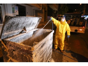 Buca’da Her Gece Konteynerler Temizleniyor