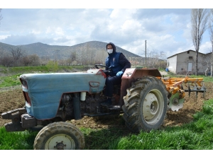 Polis Evden Çıkamayan Yaşlı Vatandaşın Bahçesini Sürdü