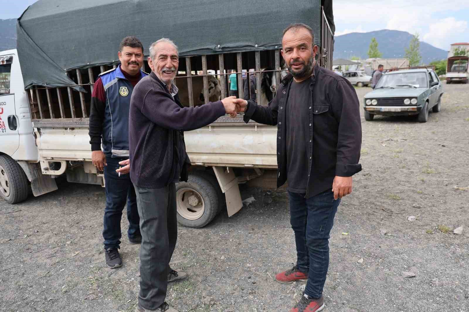 cameli-kurban-pazarinda-bayram-yogunlugu-ve-siki-denetim-basladi