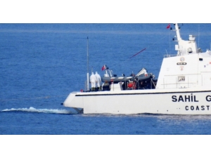 Yunan Askerleri Göçmenlerin Yakıtlarını Alıp, Deniz Ortasında Ölüme Terk Etti