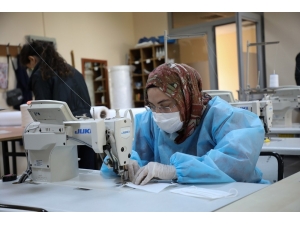 Paü’lü Öğretim Görevlileri Ve Öğrenciler Virüsle Mücadelede Tezgahlarının Başına Geçti
