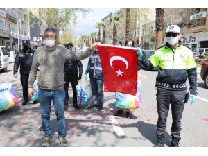Kahramanmaraşlı Esnaftan Polislere Yastık, Bayrak