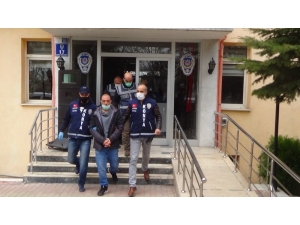 Üç Kişiyi Öldürüp Polise Teslim Oldu