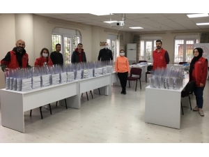 Aydın Gençlik Merkezi Sağlıkçılar İçin Ürettiği İlk Siperlikleri Teslim Etti