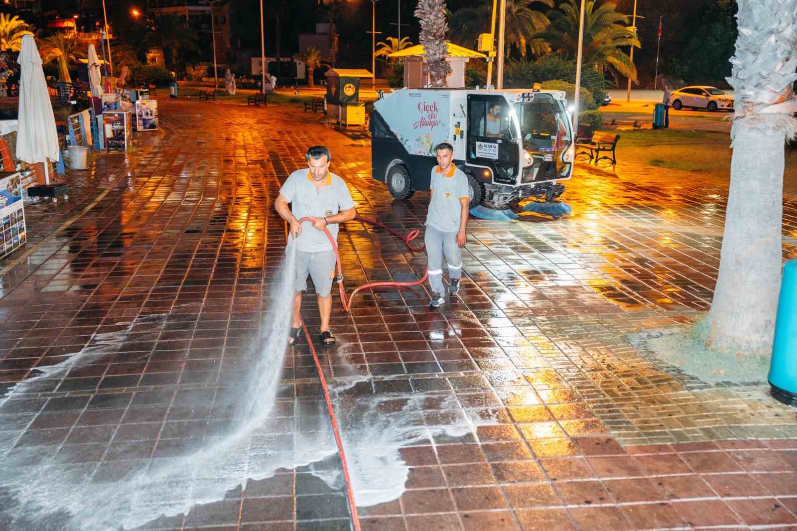 alanya-nin-vitrini-gece-mesaisinde-bastan-sona-temizlendi